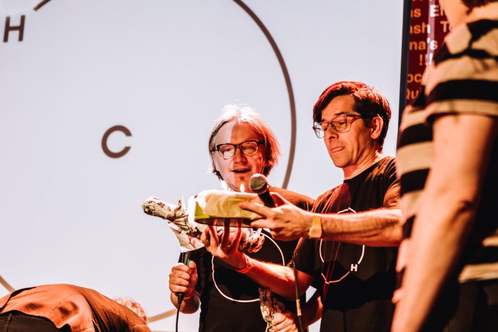 Już w tę sobotę, 26.04.2025 z okazji 50. urodzin muzyka Dominika Strycharskiego wystąpi u nas 15-osobowa orkiestra, a wieczór uświetni legendarny duet HCH czyli Jacek Hawryluk i Bartek Chaciński! Zapowiedzą, porozmawiają, opowiedzą, przepytają, będą.