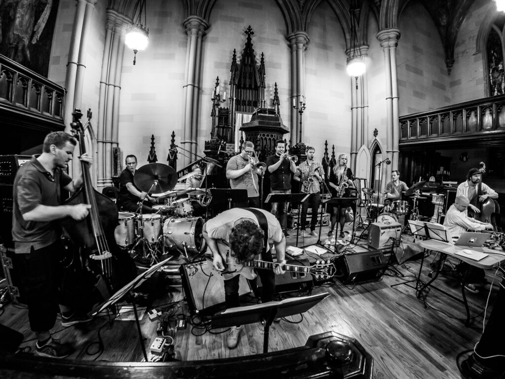 Już w tę sobotę i niedzielę (31.05. & 01.06.2025), wystąpi na naszej scenie 15-osobowy jazzowy międzynarodowy zespół „PAAL NILSSEN-LOVE’S LARGE UNIT”! Jest też polski akcent!